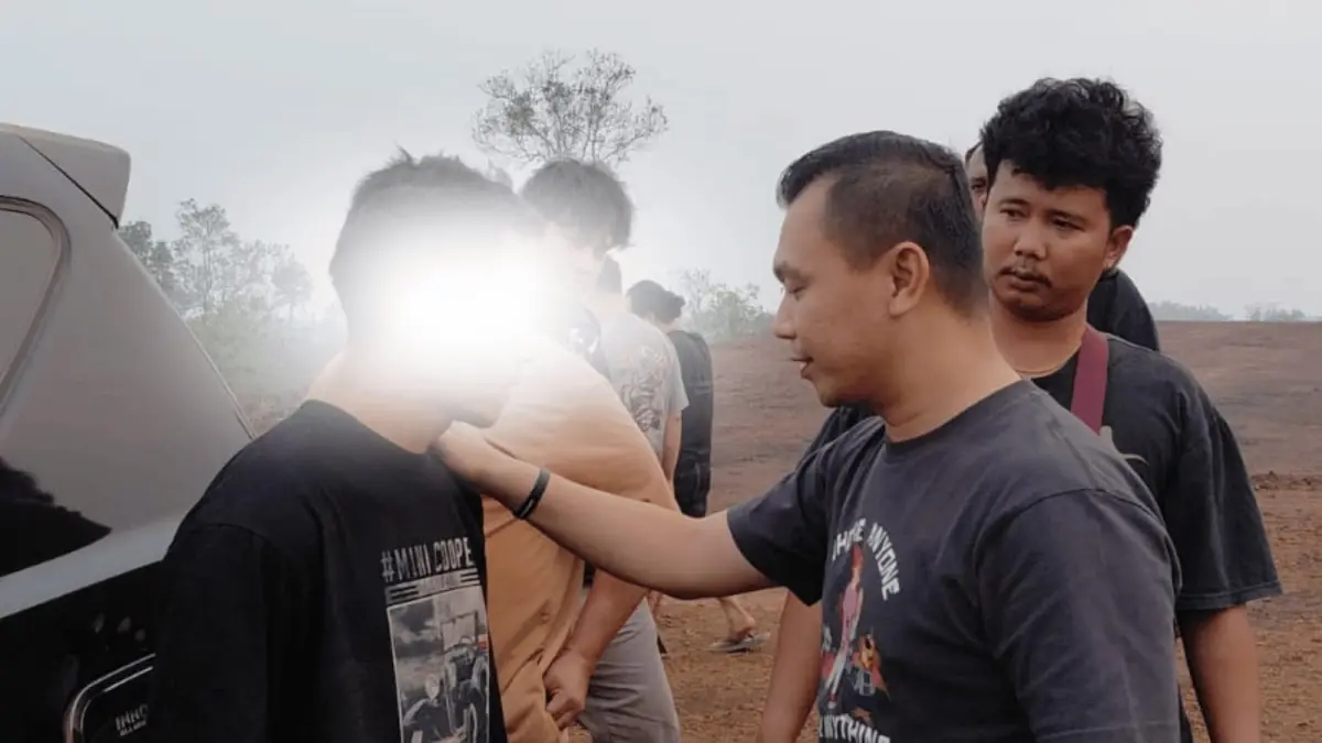 Petugas dari Polres Kotim saat mengamankan terduga pelaku pembakaran lahan, di wilayah Kecamatan Telawang, baru-baru tadi. (istimewa/HumasPolres Kotim)