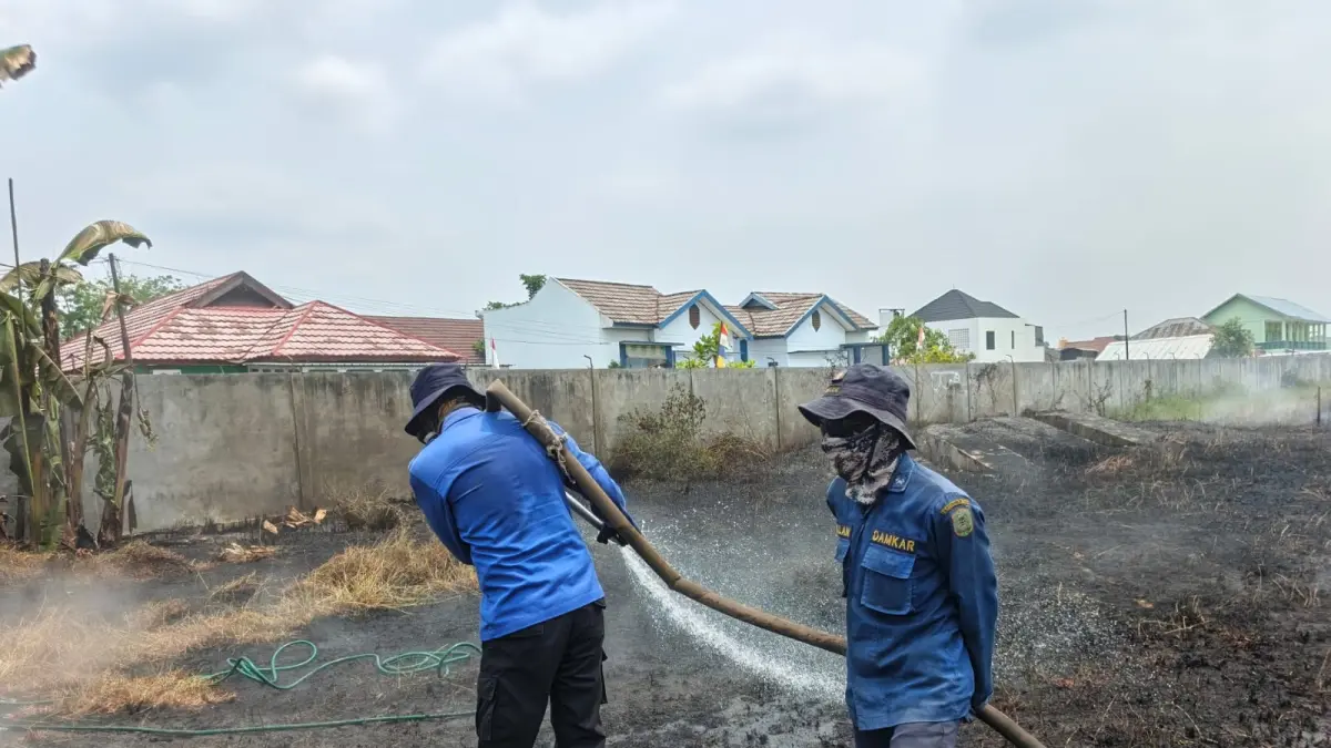 Petugas Disdamkarmat Kotim memadamkan api yang membakar lahan kosong di dekat bangunan di Jalan Hm Arsyad Sampit, Minggu siang (6/9 /2026). (Disdamkarmat Kotim)