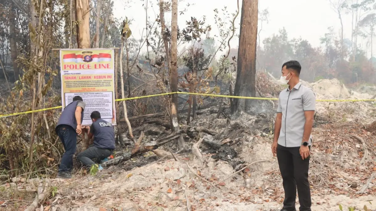 Pihak Polres Gumas saat sedang memasang garis polisi di lahan yang diduga baru dibakar.&nbsp; (Polres Gumas)&nbsp;