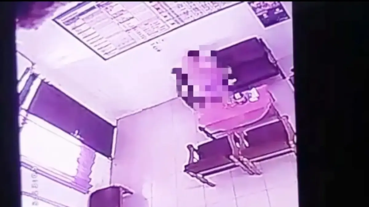 Tangkapan layar video hasil rekaman CCTV yang memperlihatkan perbuatan mesum oknum kepsek dan guru di salah satu SD di Kecamatan Kedungwuni, Kabupaten Pekalongan (istimewa/metro pekalongan)