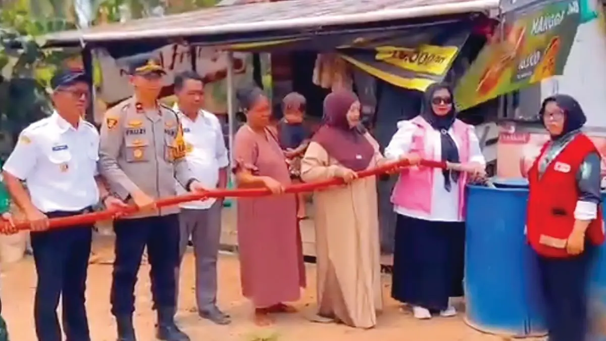 AIR BERSIH: Penyaluran air bersih oleh Wabup Kotim Irawati kepada masyarakat Desa Regei Lestari, Kecamatan Teluk Sampit, baru-baru tadi. FOTO: KEC.TELUK SAMPIT/RADAR SAMPIT 