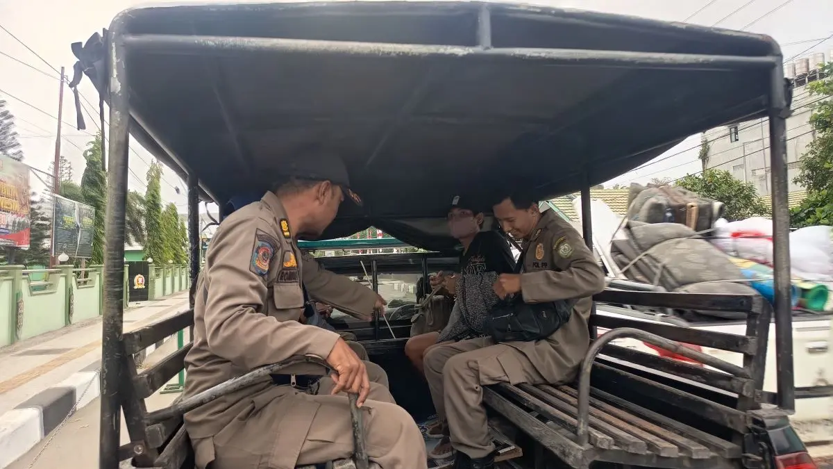 DIAMANKAN: Seorang pria yang diduga melakukan kekerasan di Ikon Jelawat Sampit diamankan Pol PP Kotim, Senin (7/9/2026). FOTO: POL PP KOTIM/RADAR SAMPIT 