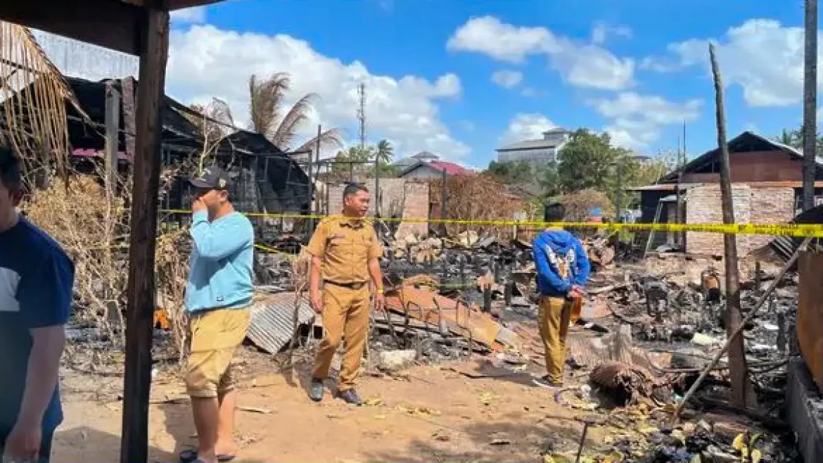 Dinas Kependudukan dan Pencatatan Sipil Kabupaten Seruyan mendatangi warga terdampak kebakaran di Jalan Mayjend Suprapto RT 26 RW 04, Kuala Pembuang, Minggu (6/9). &nbsp;&nbsp;&nbsp;&nbsp;(Rifani/Radar Sampit)&nbsp;&nbsp;