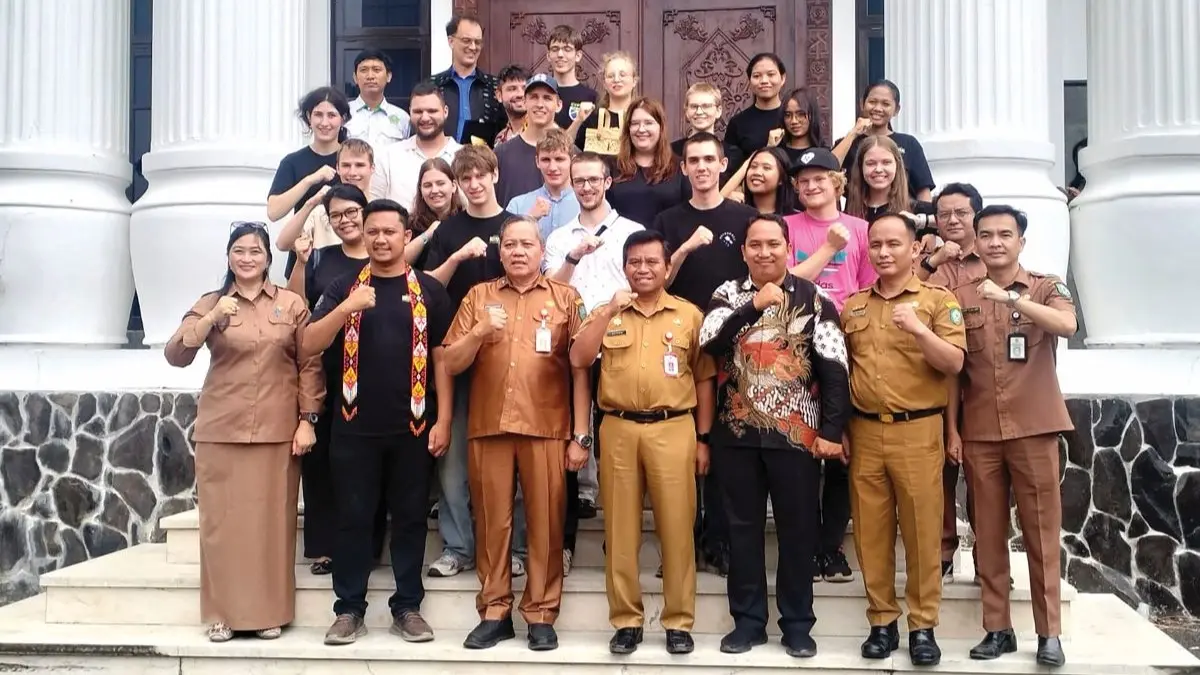 FOTO BERSAMA: Pj Sekda Kotim Umar Kaderi bersama jajaran, saat kunjungan rombongan HKI dari Jerman, Senin (7/9/2026). FOTO: IST/RADAR SAMPIT 