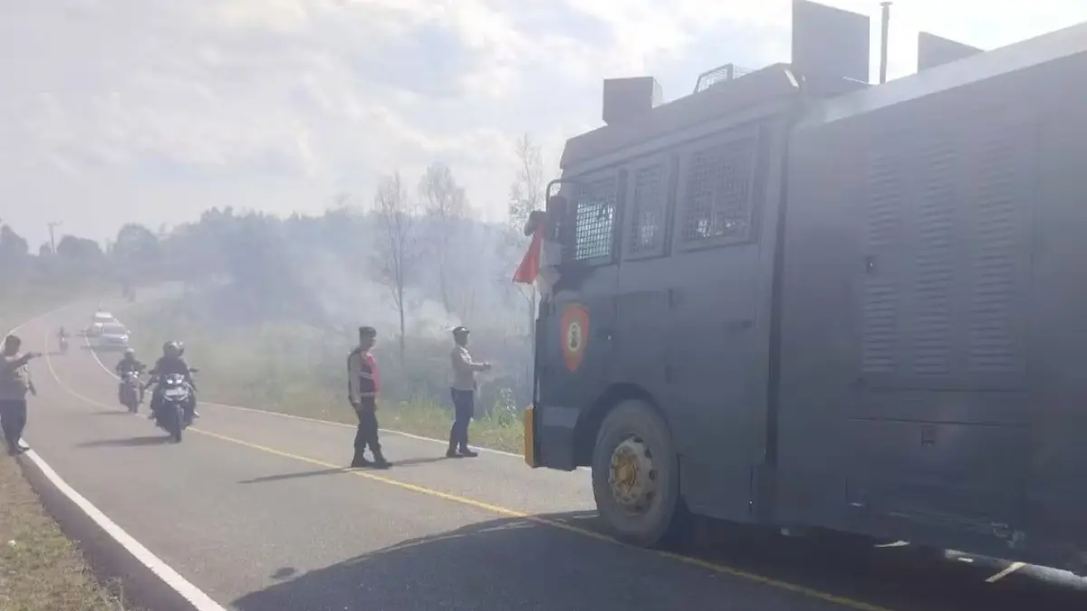 Kabut asap tebal yang masih menyelimuti Kota Kuala Kurun, sehingga berdampak terhadap terganggunya operasional penerbangan, Sabtu (5/9). 
