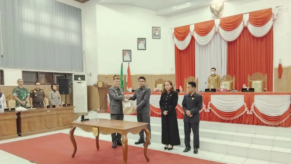 
PARIPURNA : Bupati Gumas Jaya Samaya Monong saat menerima draf dokumen Raperda Perubahan APBD tahun 2026 dari Ketua DPRD Binartua, pada rapat paripurna ke-4 masa persidangan I tahun sidang 2026, Senin (7/9/2026). FOTO : ARHAM SAID/RADAR SAMPIT
