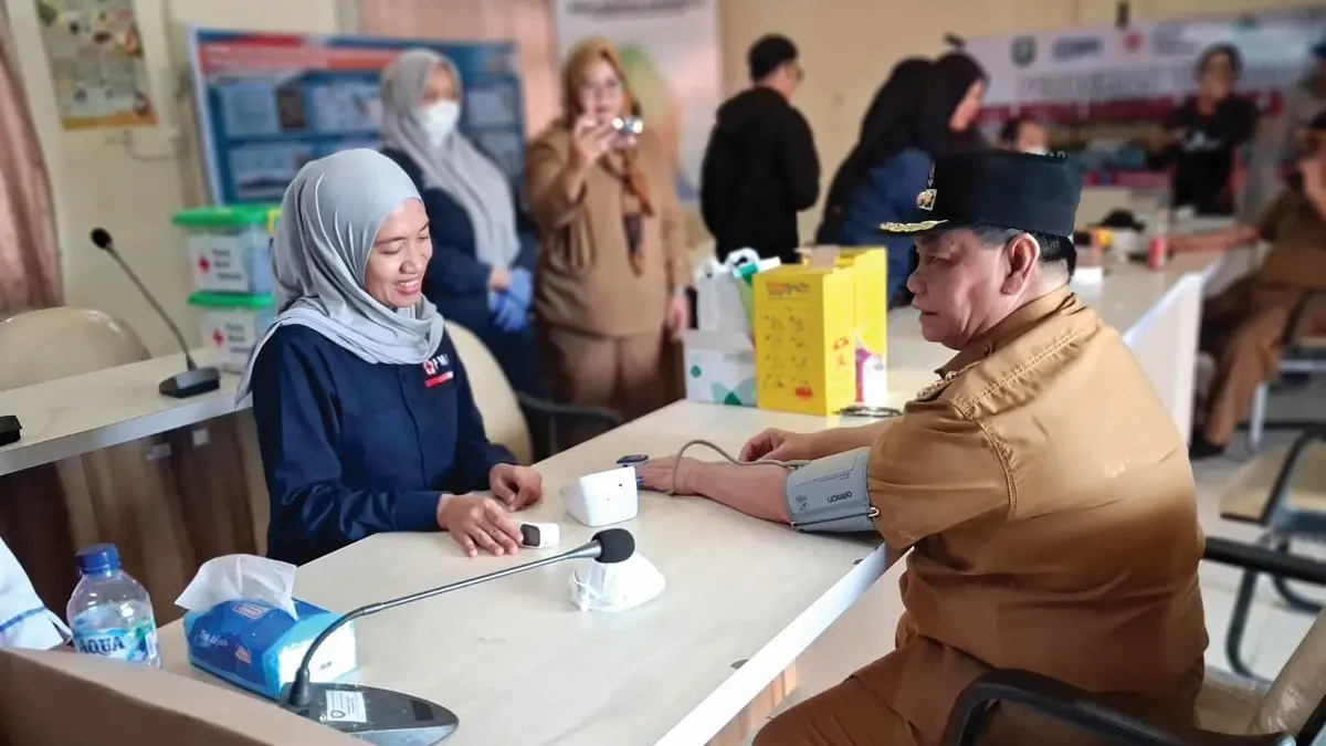 PERIKSA KESEHATAN: Bupati Kotim Halikinnor melakukan cek kesehatan, baru-baru tadi. FOTO: PMI KOTIM/RADAR SAMPIT 
