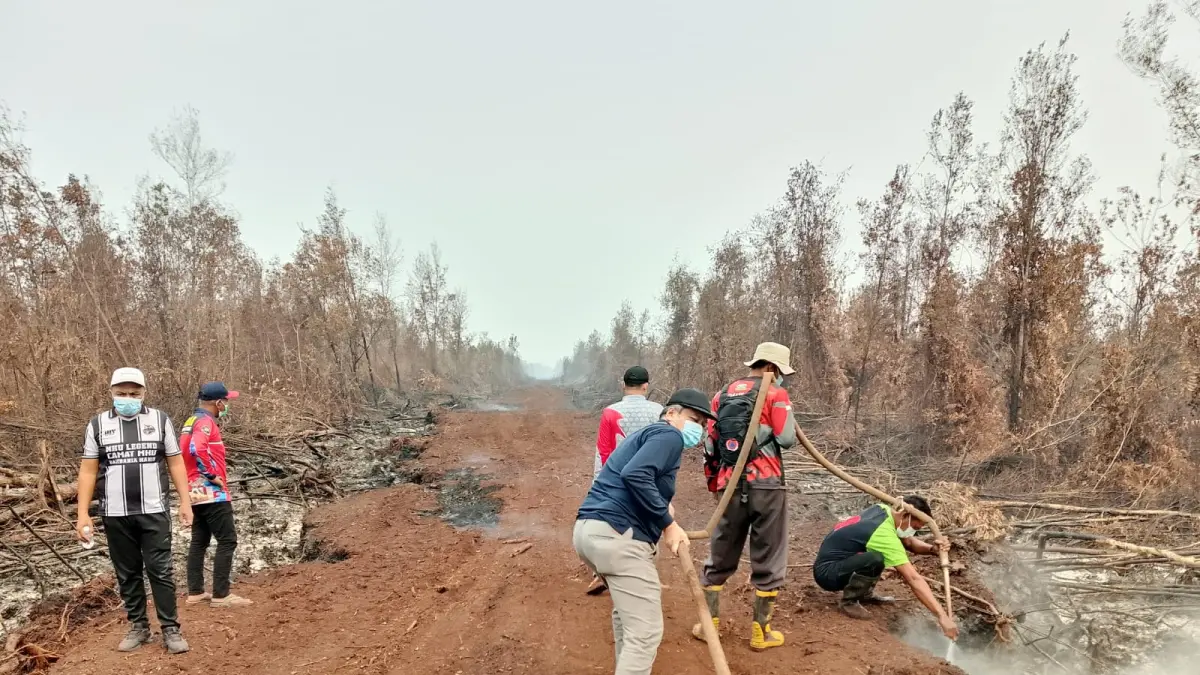 Pj Sekda Kotim Umar Kaderi saat memantau kondisi karhutla di Kecamatan Mentaya Hilir Utara, Minggu (6/9).(istimewa)