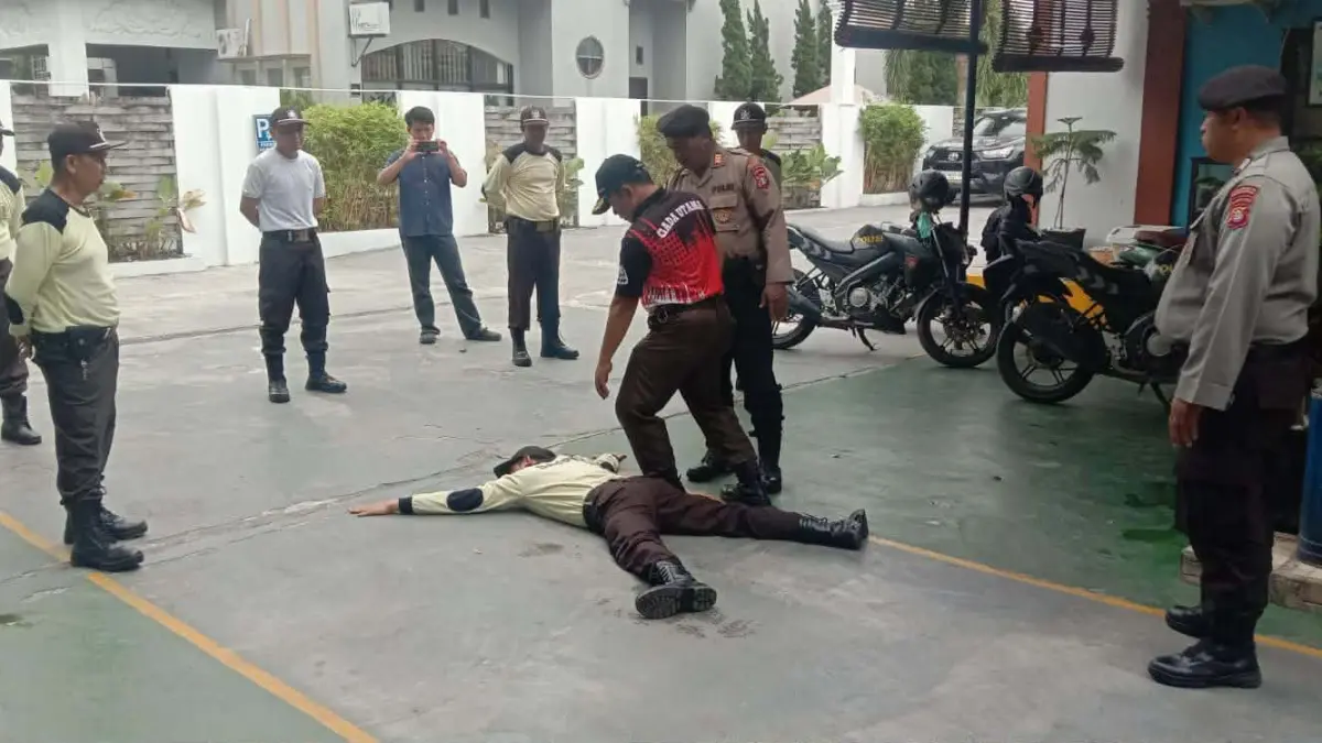 Polsek Pahandut saat memberikan peningkatan kemampuan personel Satpam, agar semakin profesional dalam menjalankan tugas pengamanan di lingkungan kerja.(istimewa)