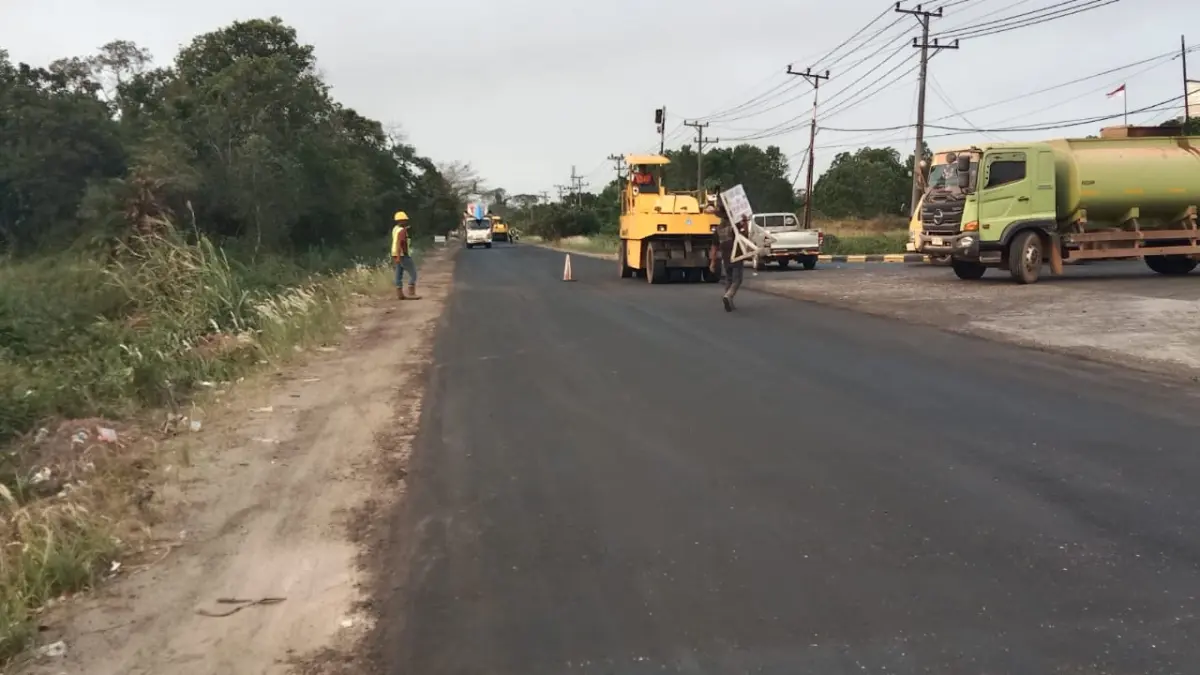 Situasi pekerjaan pengaspalan Jalan Sampit-Samuda (HM Arsyad), di sekitar Desa Bapeang, Minggu (6/9).(Joy/radarsampit)