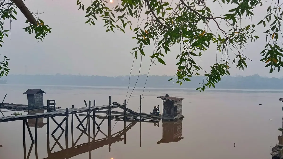 Suasana Sungai Mentaya masih berkabut asap akibat kebakaran hutan dan lahan. (Usay Nor Rahmad/Radar Sampit)