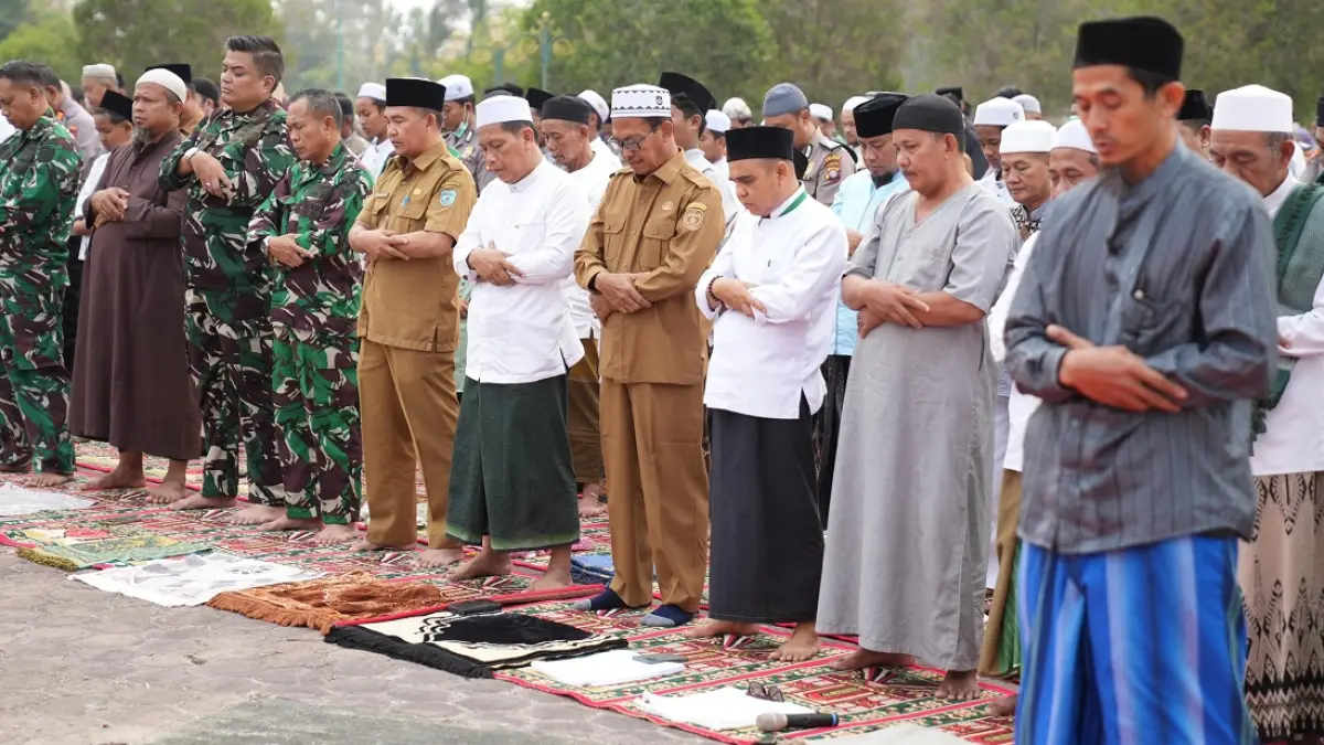 Wakil Bupati Lamandau Abdul Hamid bersama masyarakat mengikuti Salat Istisqa dan doa bersama di Bundaran Rusa, Kota Nanga Bulik, Kabupaten Lamandau, Senin (7/9). (Ria/Radar Sampit)&nbsp;