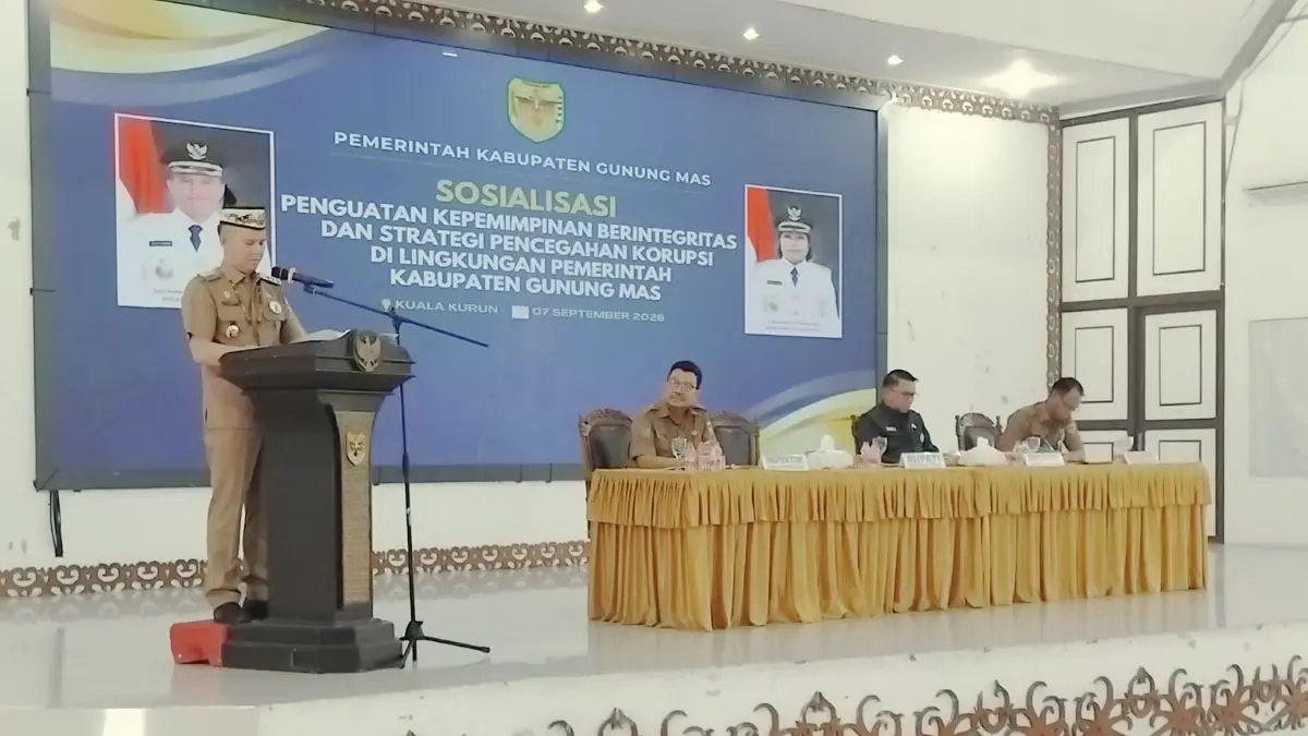 ARAHAN : Bupati Gumas Jaya Samaya Monong membuka dan memberikan arahan pada sosialisasi penguatan kepemimpinan berintegrasi dan strategi pencegahan korupsi tahun 2026, di GPU Damang Batu, Kuala Kurun, Senin (7/9/2026) siang. FOTO : ARHAM SAID/RADAR SAMPIT