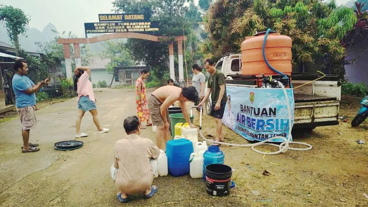 BANTUAN PEMERINTAH: Warga Desa Sungai Lunuk, Kecamatan Tanah Siang, Kabupaten Murung Raya antre menerima bantuan air bersih. FOTO: MMC KALTENG/RADAR SAMPIT