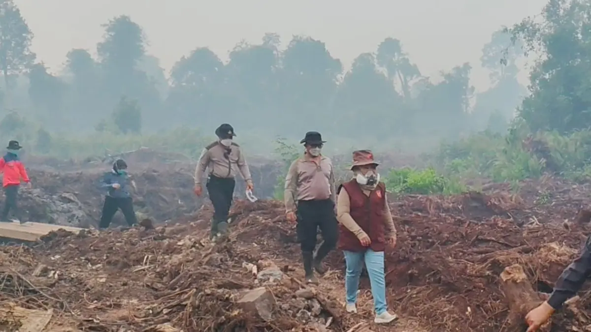 Bupati Kotawaringin Barat (Kobar) Nurhidayah turun langsung meninjau lokasi kebakaran hutan dan lahan (karhutla) di Kilometer 19 Jalan Pangkalan Bun–Kotawaringin Lama.