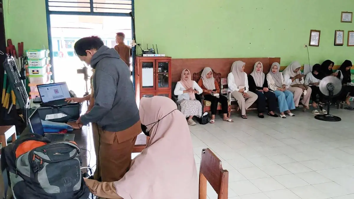 JEMPUT BOLA: Disdukcapil Kotim jemput bola perekaman e-KTP di SMAN 1 Samuda, Mentaya Hilir Selatan, Senin (7/9/2026). FOTO: IST/RADAR SAMPIT 
