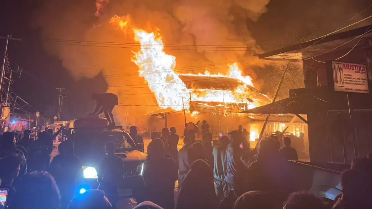 KEBAKARAN: 40 Rumah kios di Paniai saat terbakar, Senin (7/9/2026). (CEPOSOONLINE.COM)