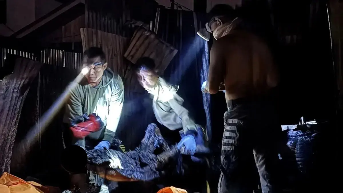 Petugas kepolisian melakukan evakuasi para korban tewas pada kebakaran di Kampung Bapouda, Distrik Paniai Timur, Papua Tengah, Senin (7/9/2026). (ANTARA/HO-Humas Polda Papua Tengah)