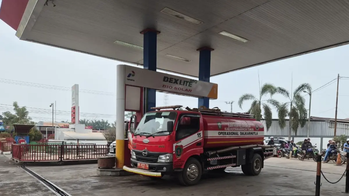 PRIORITAS: Satu unit pemadam kebakaran saat mengisi BBM di SPBU Kecamatan Telawang, Kabupaten Kotim, baru tadi. (SPBU/RADAR SAMPIT)