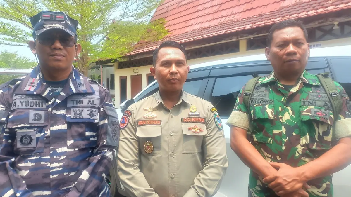 Serka Wibowo (kanan) bersama Kalaksa BPBD Seruyan Agung Supriadi (tengah) memberikan keterangan terkait dukungan armada dan sarpras penanganan karhutla di Seruyan, Senin (7/9).  (Rifani/Radar Sampit )
