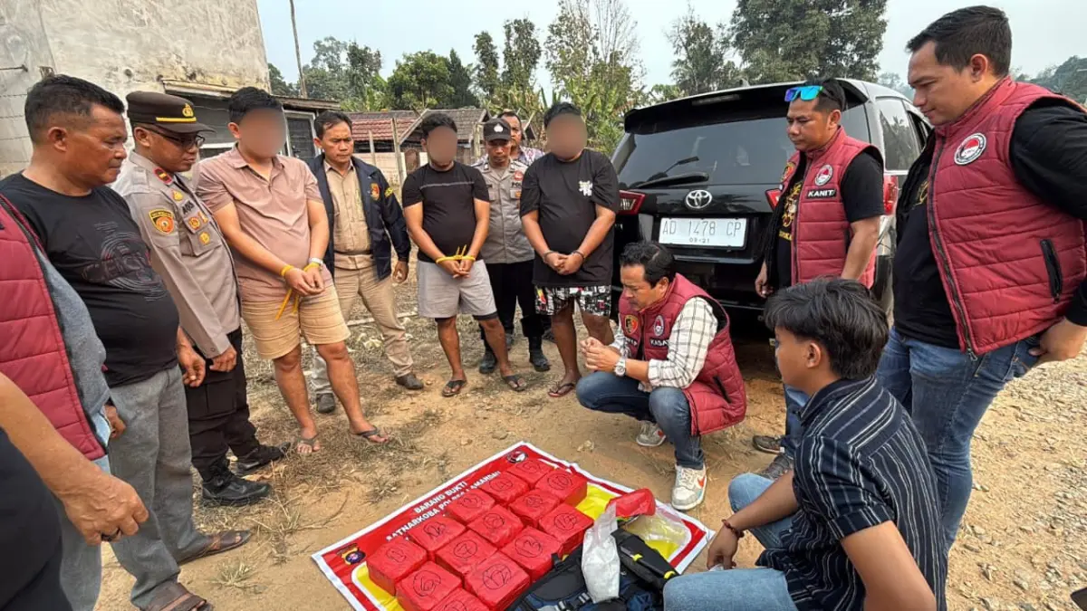 Situasi penggeledahan kendaraan dan tiga orang yang membawa 16 kg narkoba jenis sabu di wilayah Desa Riam Panahan, Kecamatan Delang, Kabupaten Lamandau.(istimewa/Polres Lamandau)