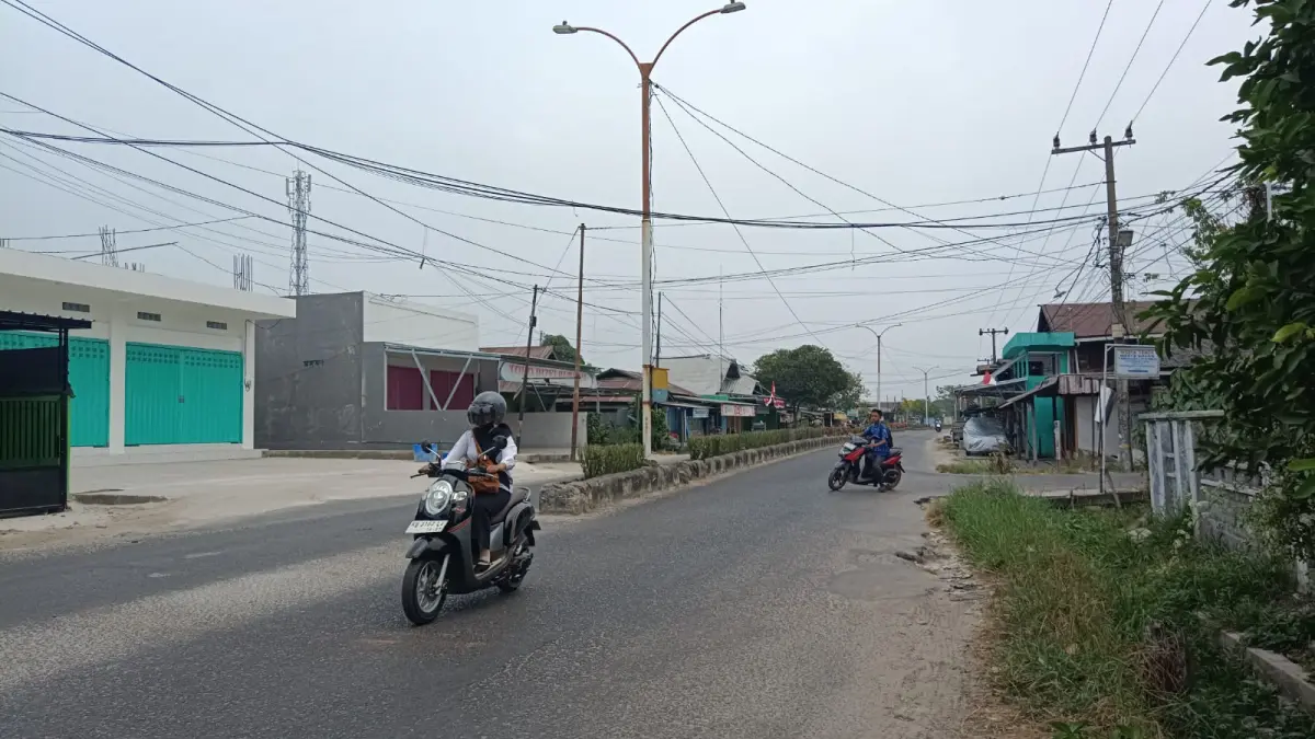 Suasana Kota Sampit, siang hari tampak kembali diselimuti asap tipis di udara, sementara ISPU menunjukan kategori berbahaya kembali. (Usay Nor Rahmad/Radar Sampit)