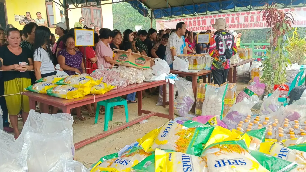 Suasana pelaksanaan Gerakan Pangan Murah yang diserbu warga di Kelurahan Tumbang Rahuyan, Kecamatan Rungan Hulu, Jumat (4/9). (DPKP GUNUNG MAS FOR RADAR SAMPIT)&nbsp;