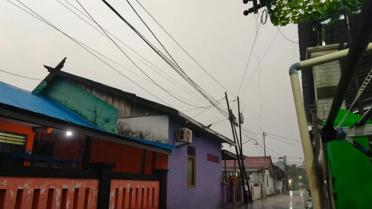 Suasana saat hujan turun di salah satu komplek pemukiman warga di Palangka Raya, Selasa (8/9) sore.(dodi/radarsampit)