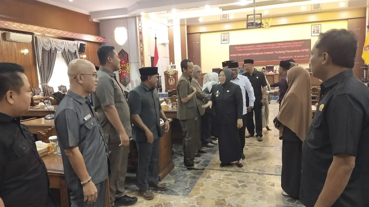 Bupati, Wakil Bupati, dan Ketua DPRD Kotawaringin Barat bersalaman usai rapat paripurna.&nbsp; (Syamsudin/Radar Sampit)&nbsp;