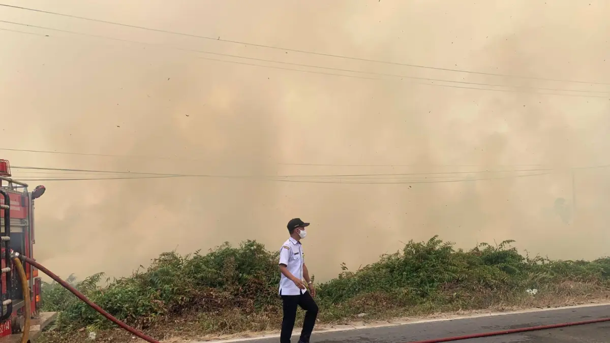 Kebakaran lahan besar terjadi di depan Kantor Kecamatan Mentayah Hilir Selatan, Kabupaten Kotawaringin Tikmur, Rabu (9/9/2026). (Bachtiar/Radar Sampit)
