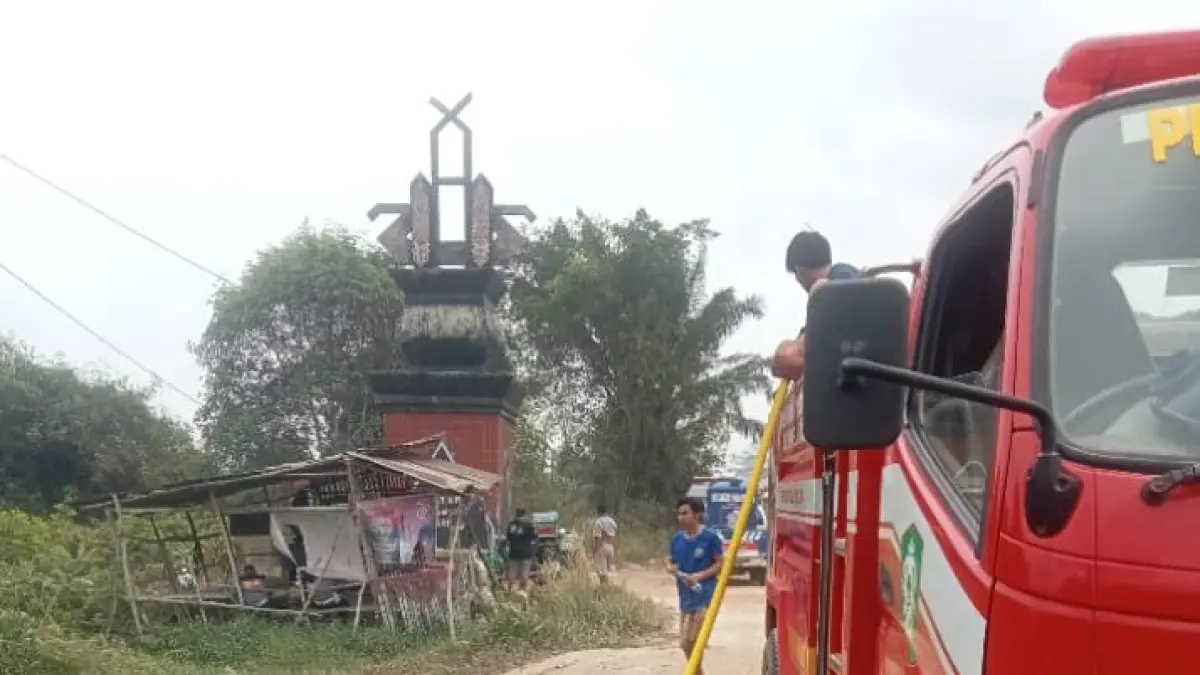 Pemadaman kebakaran hutan dan lahan di wilayah Kecamatan Kota Besi, baru-baru ini. (Disdamkarmat Kotim)&nbsp;