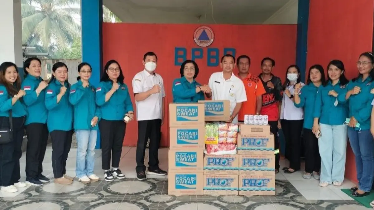 Penyaluran bantuan kepada petugas di Posko Penanggulangan Karhutla, pekan lalu.(istimewa/GOW Gumas)