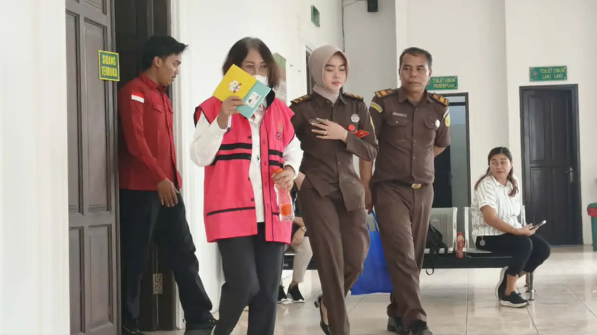 Terdakwa Prof. Yetrie Ludang usai menghadiri persidangan, di  Pengadilan Tipikor, Palangka Raya, Rabu (9/9).(dodi/radarsampit_