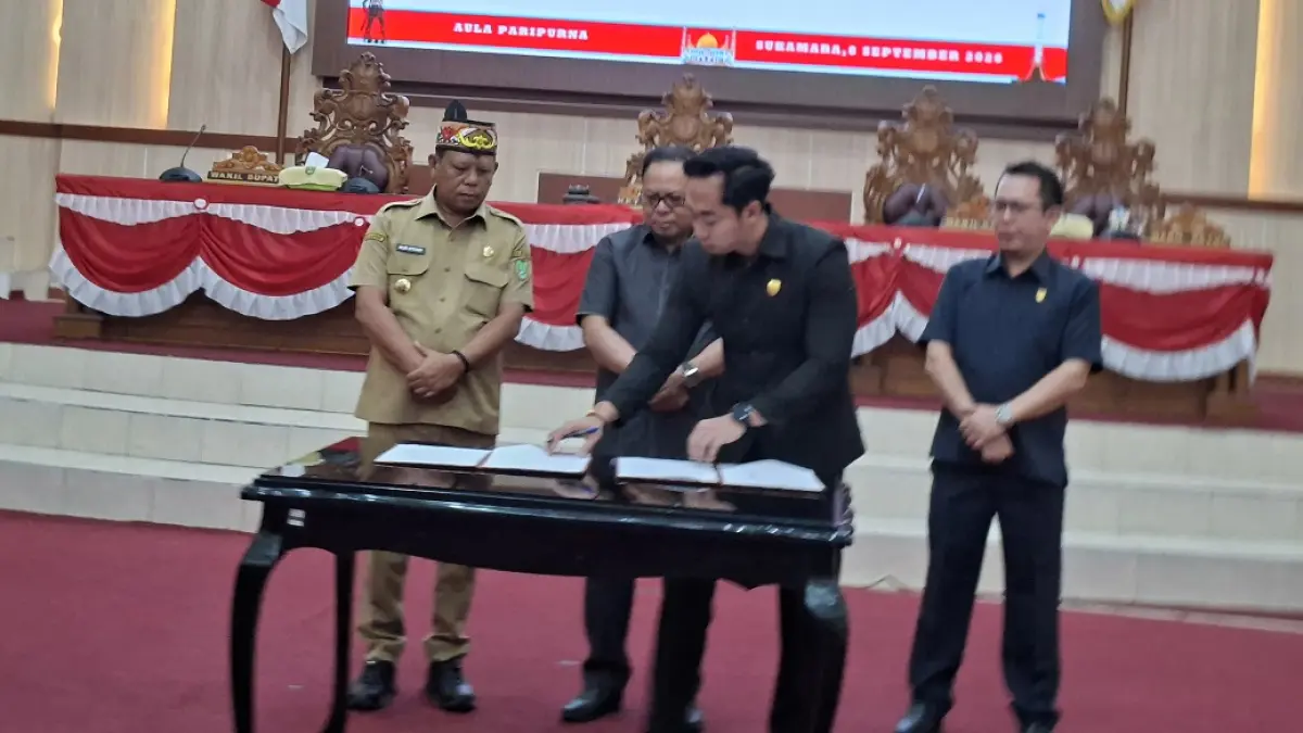 Wakil Bupati Sukamara Nur Efendi saat penandanganan Rancangan KUA PPAS Tahun Anggaran 2026. (Fauziannur/Radar Sampit) 
