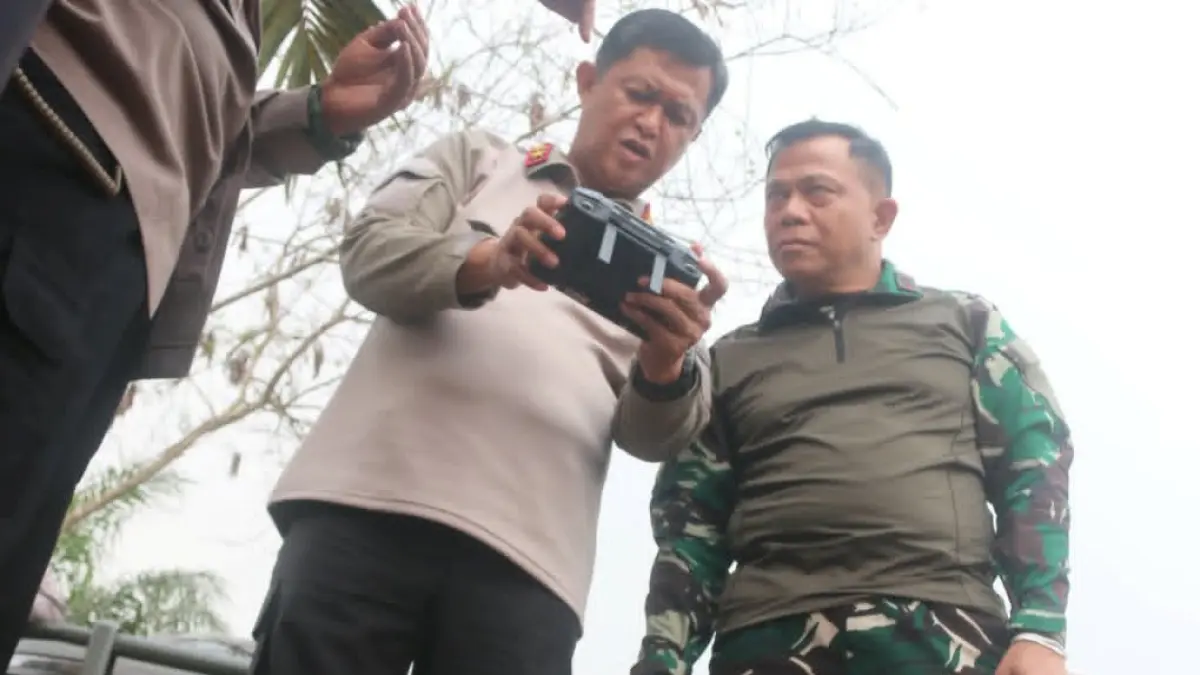 Kapolda Kalteng Irjen Pol Iwan Kurniawan bersama Pangdam XXII/Tambun Bungai Mayjen TNI Zainul Arifin, mengecek sekaligus memantau pemadaman karhutla di Jalan Tjilik Riwut Km 23, Kota Palangka Raya.(ist)