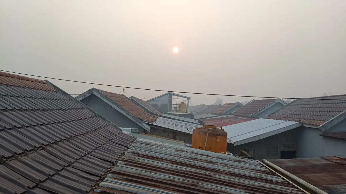 Langit Sampit, saat udara masuk kategori berbahaya dengan nilai indeks polusi di atas 1.000, Kamis (10/9/2026). (Usay Nor Rahmad/Radar Sampit)