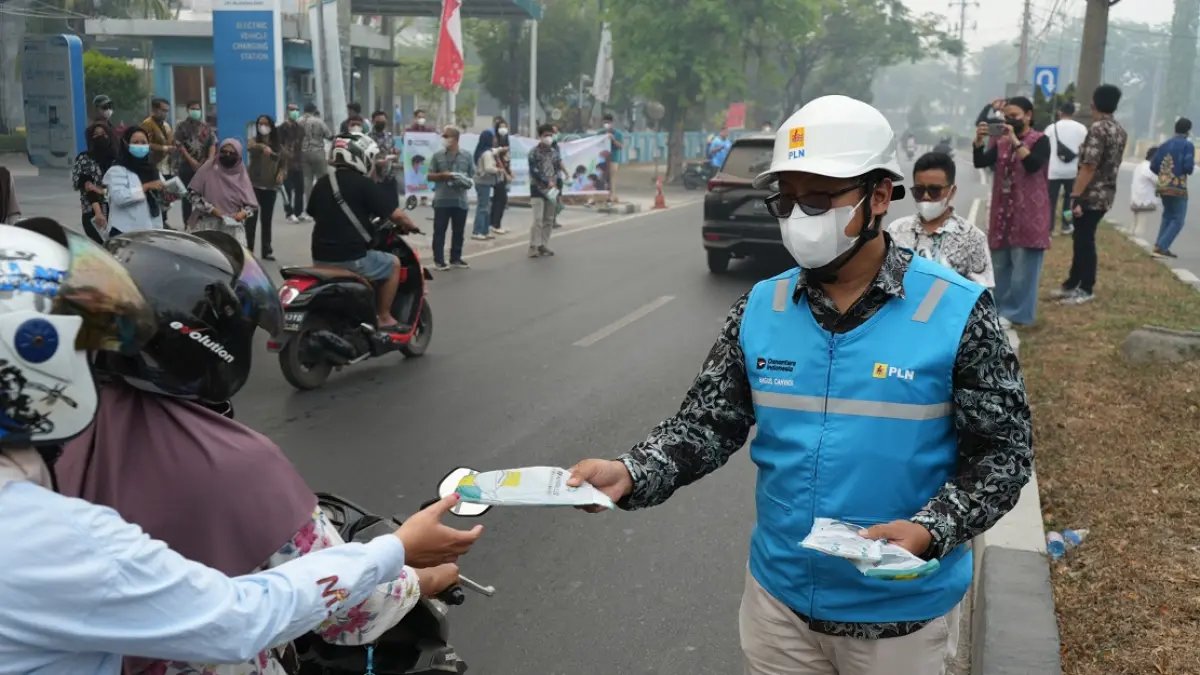 Manager PLN UP3 Palangka Raya Bagus Cahyadi ikut membagikan masker kepada masyarakat di sejumlah titik aktivitas di Palangka Raya, Jumat (4/9/2026), melalui Employee Volunteering Program (EVP).&nbsp;(Foto: PLN UP3 Palangka Raya)&nbsp;