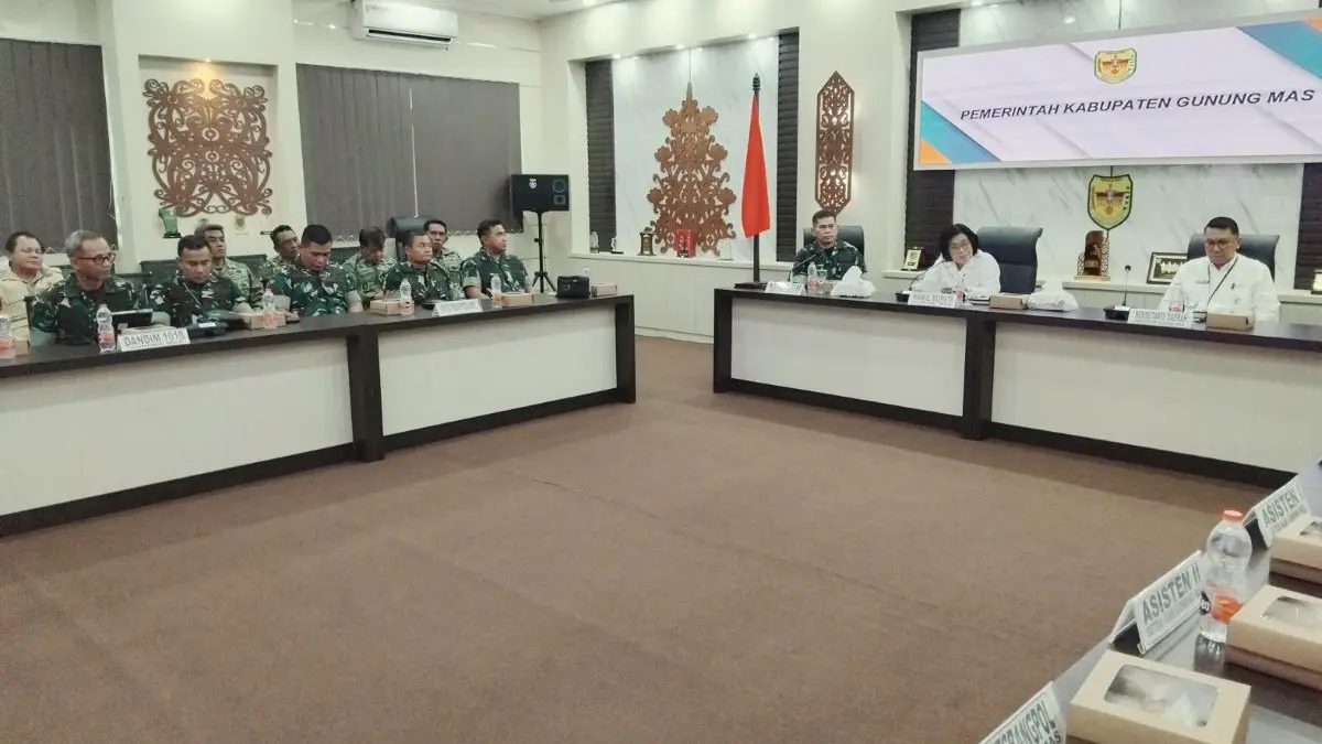 PIMPIN RAPAT : Wakil Bupati Gumas Efrensia LP Umbing didampingi Sekda Richard dan Ketua Tim dari Mabes TNI AD Brigjen TNI Zulkifli, memimpin rapat kunjungan kerja dan penyuluhan penanganan Karhutla Mabes TNI AD, Rabu (9/9/2026). FOTO : ARHAM SAID/RADAR SAMPIT