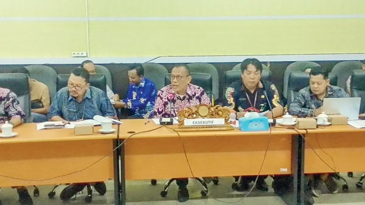 RAPAT: Plh Sekda Seruyan Bahrun Abbas mengikuti rapat pembahasan perubahan APBD 2026 di DPRD Seruyan, Kamis (10/9/2026). FOTO: RIFANI/RADAR SAMPIT
