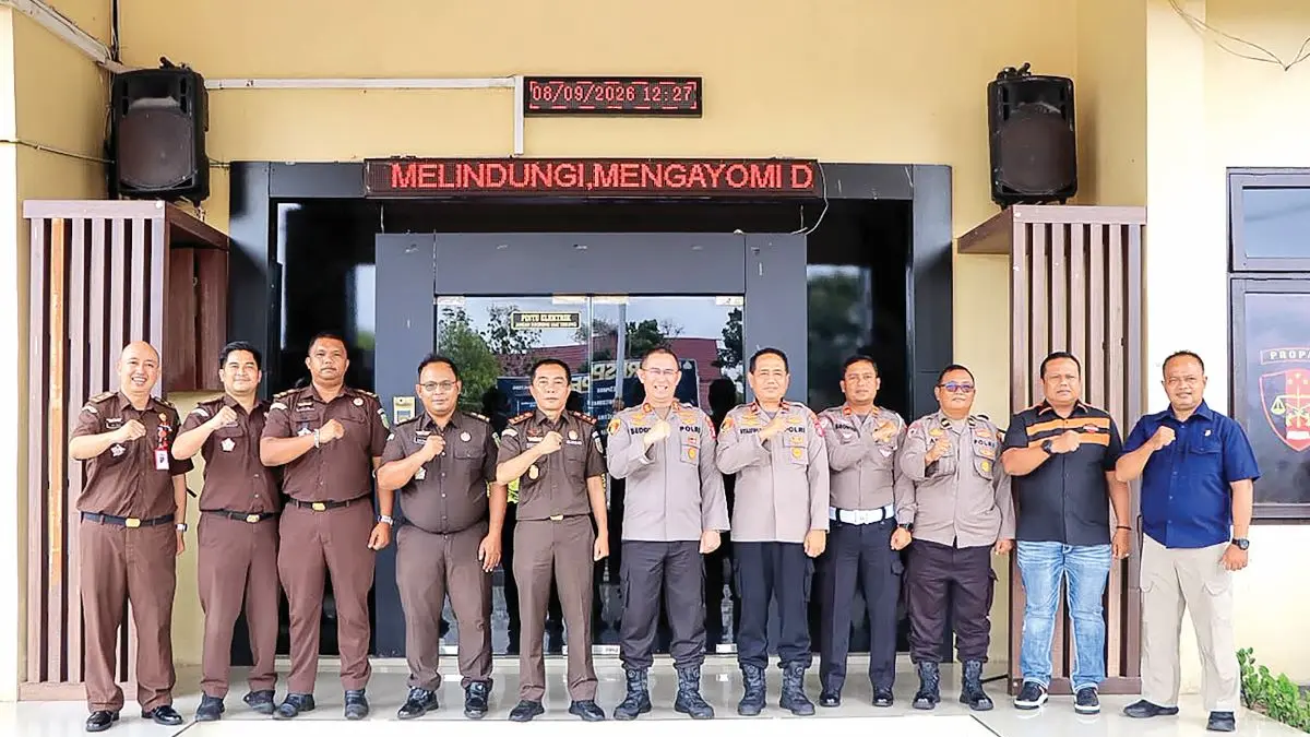 SINERGI: Kapolres Seruyan AKBP Beddy Suwendi bersama Kajari Seruyan Denny Iswanto dan jajaran di depan Mapolres Seruyan seusai pertemuan, Rabu (9/9/2026). FOTO: RIFANI/RADAR SAMPIT