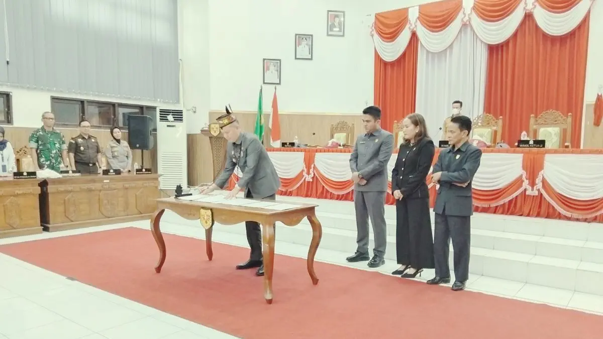 TANDA TANGAN : Bupati Gumas Jaya Samaya Monong ketika menandatangani dokumen Raperda Perubahan APBD tahun 2026, pada rapat paripurna ke-4 masa persidangan I tahun sidang 2026, Senin (6/9/2026). FOTO : ARHAM SAID/RADAR SAMPIT