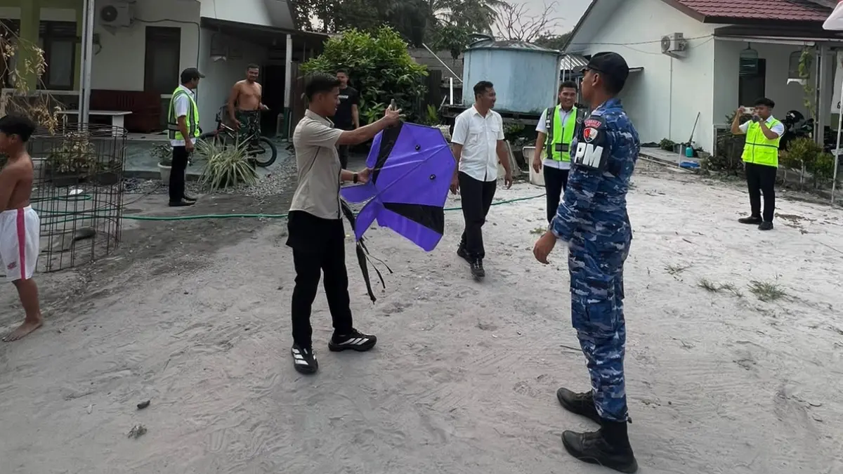 Tim terpadu Lanud Iskandar mengedukasi warga agar tak bermain layang-layang di kawasan terlarang. (Dok Lanud Iskandar/Radar Sampit)