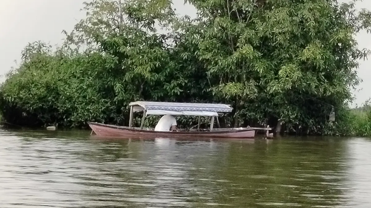 Warga sedang memancing di tengah Sungai Jelai menggunakan perahu kecil. (Fauziannur/Radar Sampit)