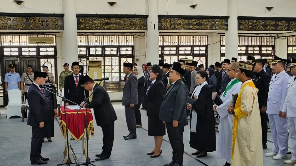 Bupati Kotim Halikinnor saat melantik Diana Setiawan sebagi Pj Sekda Kabupaten Kotim yang baru.  (Akbar/Radar Sampit)