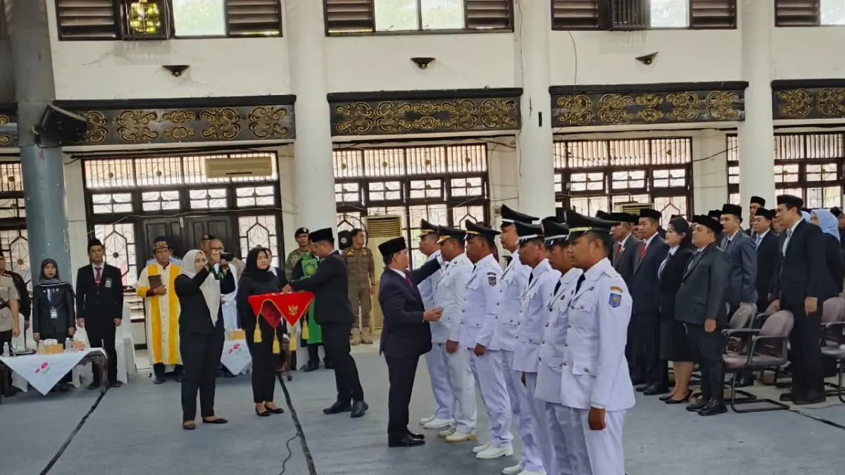 Bupati Kotim, Halikinnor saat melantik sejumlah pejabat di lingkungan pemerintah kabupaten kotim.  (Akbar/Radar Sampit)
