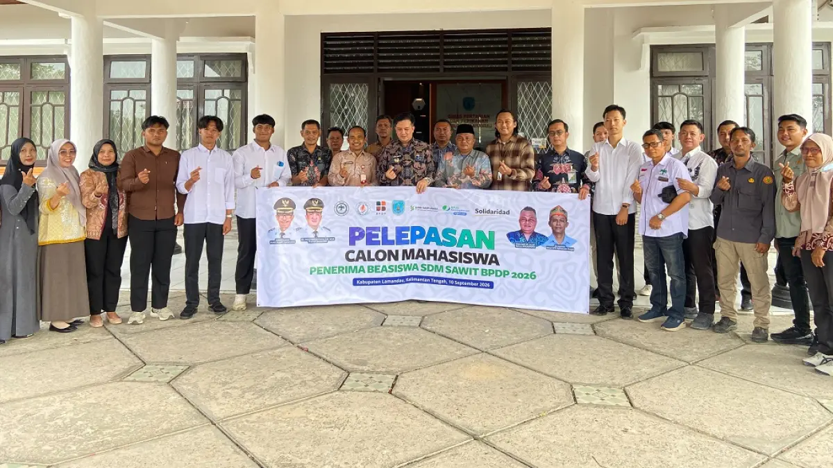 Bupati Lamandau Rizky Aditya Putra melepas calon mahasiswa penerima beasiswa sawit.&nbsp;&nbsp;(Ria/Radar Sampit)