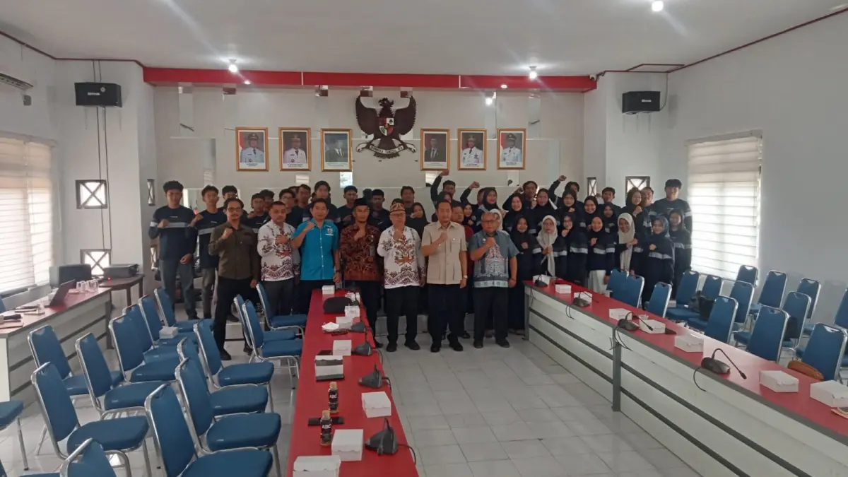 Bupati Sukamara Masduki saat membuka kegiatan pelatihan kewirausahaan pemuda di Aula Disporapar Sukamara. (Fauziannur/Radar Sampit)