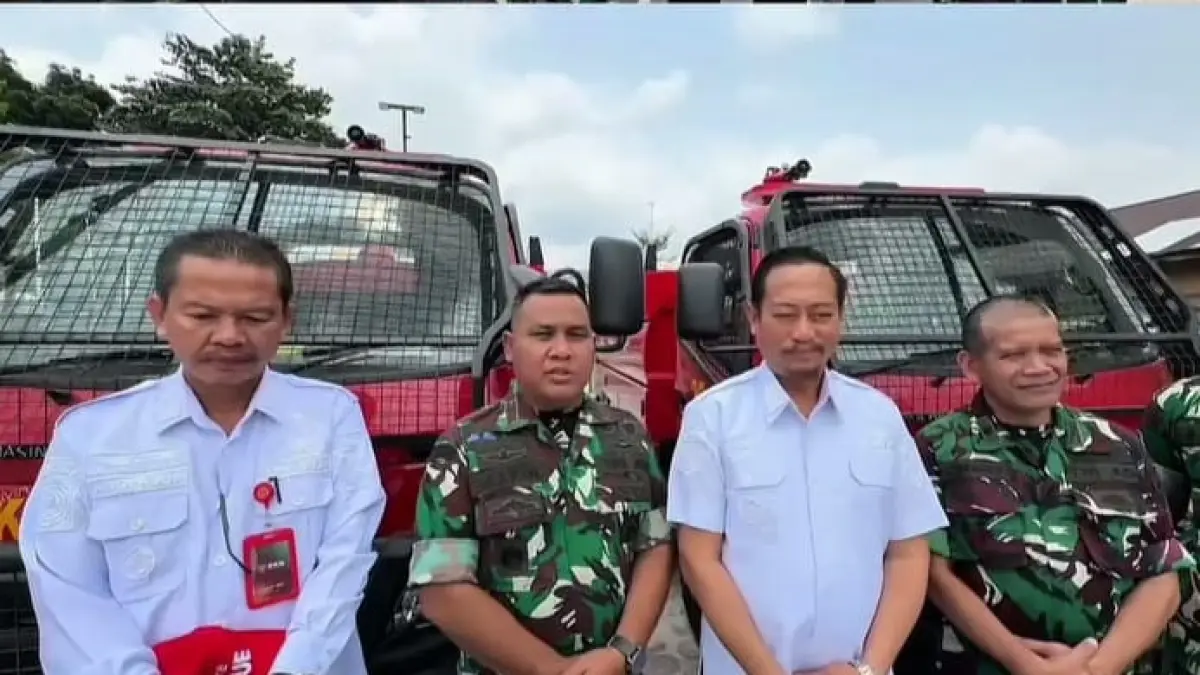 Bupati Sukamara Masduki saat menerima bantuan dua unit kendaraan Damkar dari presiden RI. (Fauziannur/Radar Sampit)
