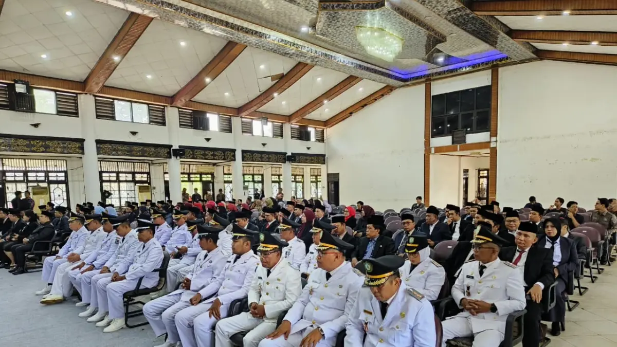 Pelantikan dan pengambilan sumpah/janji jabatan di lingkungan Pemerintah Kabupaten KKotim yang digelar di Gedung Serbaguna Sampit, Jumat (11/9).  (Akbar/Radar Sampit)
