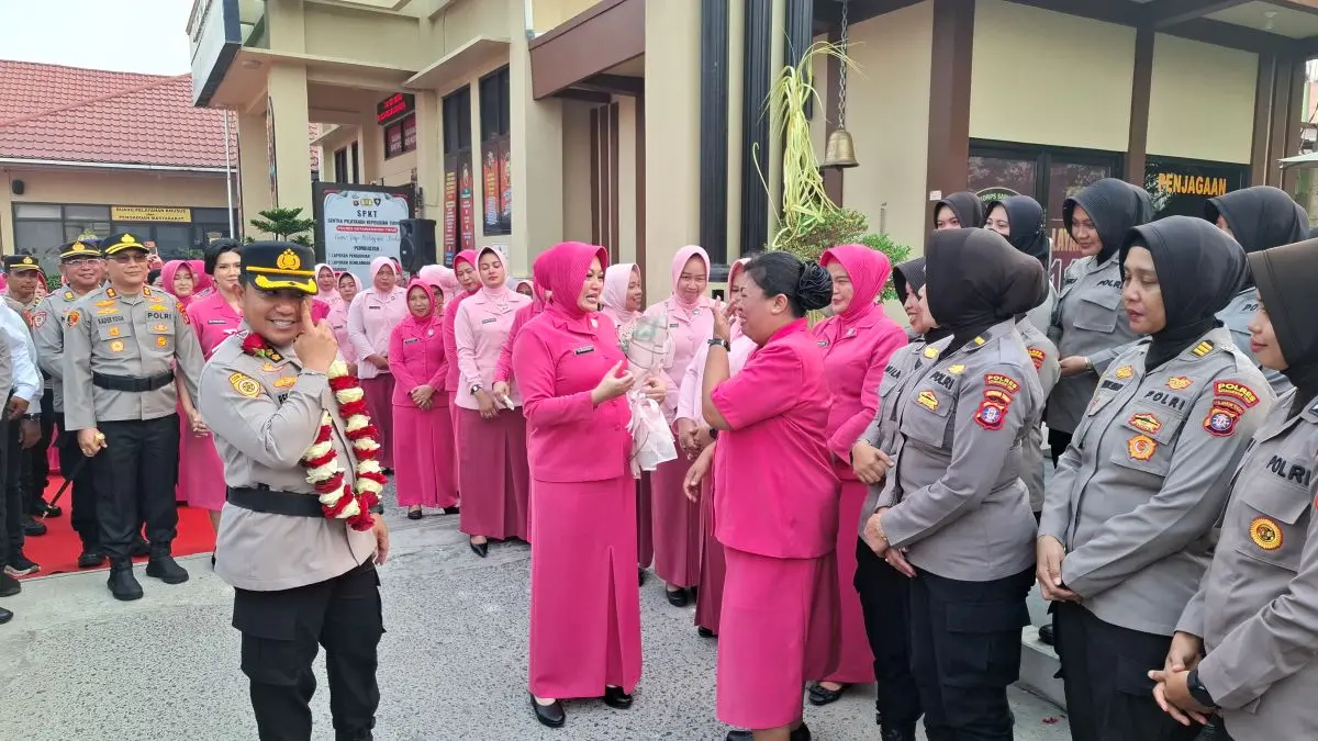 PERPISAHAN : AKBP Resky Maulana Zulkarnain dan keluarga berpamitan dengan jajaran Polres Kotim, Jumat (11/9/2026) sore. FOTO: FAHRY/RADAR SAMPIT